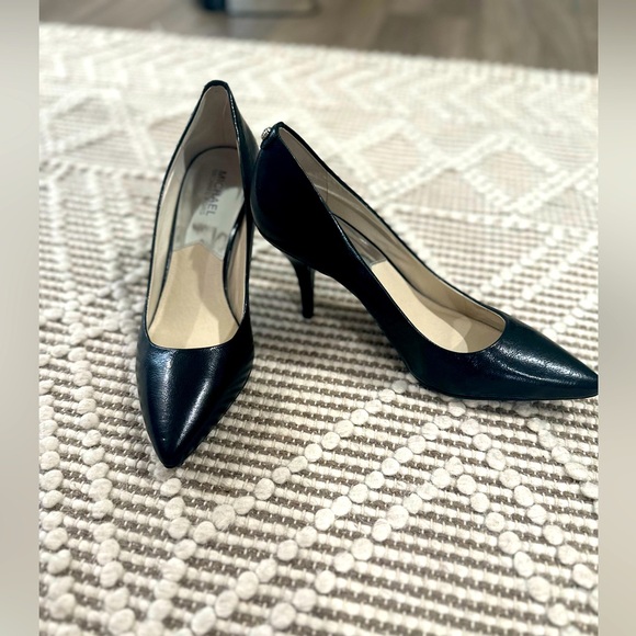 ⭐️ Michael Kors - Classic Black Leather Pumps ( Size 10 ) NEW Condition - Picture 1 of 7